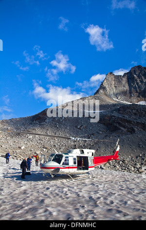 Groupe de photographes livré par hélicoptère vers l'Vowell glacier des montagnes Bugaboo, Canada Banque D'Images