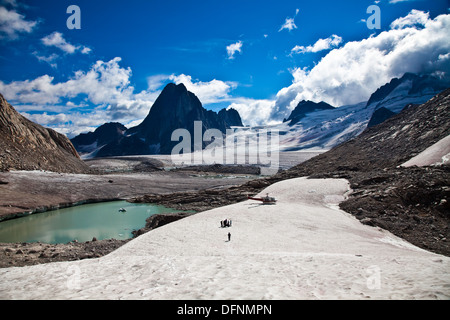 Groupe de photographes proches de leur transport par hélicoptère dans les Bugaboos, Canada Banque D'Images