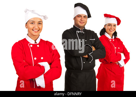 Professionnels cuisiniers debout dans une ligne avec bras croisés isolé sur fond blanc Banque D'Images