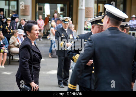 Sydney, Australie. 8 octobre 2013. Maire de ville de Sydney, Clover Moore, arrive à Martin Place pour la Royal Australian Navy Memorial Service, qui fait partie de la Revue internationale de la flotte.Mardi 8 octobre Crédit : Alamy Live News Banque D'Images