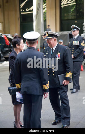 Sydney, Australie. 8 octobre 2013. Maire de ville de Sydney, Clover Moore, arrive à Martin Place pour la Royal Australian Navy Memorial Service, qui fait partie de la Revue internationale de la flotte.Mardi 8 octobre Crédit : martin berry/Alamy Live News Banque D'Images