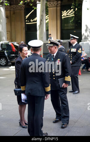 Sydney, Australie. 8 octobre 2013. Maire de ville de Sydney, Clover Moore, arrive à Martin Place pour la Royal Australian Navy Memorial Service, qui fait partie de la Revue internationale de la flotte.Mardi 8 octobre Crédit : martin berry/Alamy Live News Banque D'Images