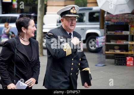 Sydney, Australie. 8 octobre 2013. Maire de ville de Sydney, Clover Moore, arrive à Martin Place pour la Royal Australian Navy Memorial Service, qui fait partie de la Revue internationale de la flotte.Mardi 8 octobre Crédit : Alamy Live News Banque D'Images