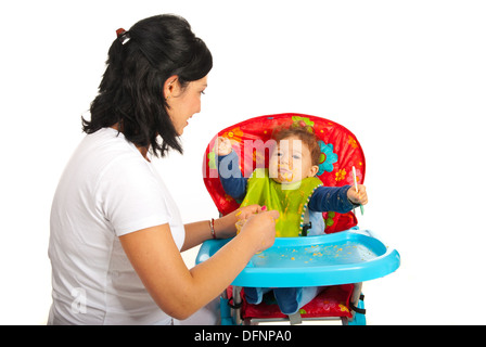 Mère nourrir bébé avec purée dans leur maison Banque D'Images