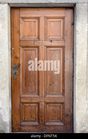 Vieille porte de bois de Cesky Krumlov, République Tchèque Banque D'Images