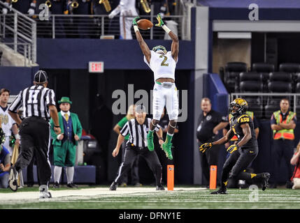Notre Dame Fighting Irish le receveur Chris Brown (2) haut géant alors qu'il tente de tirer vers le bas la balle lors d'un match de football NCAA college entre le Notre Dame Fighting Irish et l'Arizona State Sun Devils, Samedi, Octobre 05th, 2013 à Arlington, Texas.. Banque D'Images