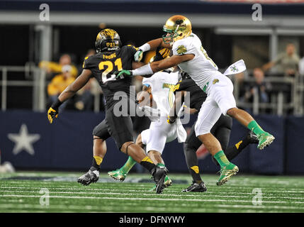 Arizona State Sun Devils de secondeur Chris Young (21) combat un bloc par Notre Dame Fighting Irish wide receiver James Onwualu (17) au cours d'un match de football NCAA college entre le Notre Dame Fighting Irish et l'Arizona State Sun Devils, Samedi, Octobre 05th, 2013 à Arlington, Texas. Banque D'Images