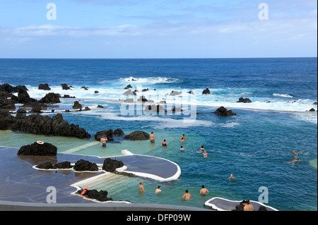 Portugal madère. touristes Natation et baignade dans les bassins de roche de lave dans la localité de Porto Moniz Banque D'Images