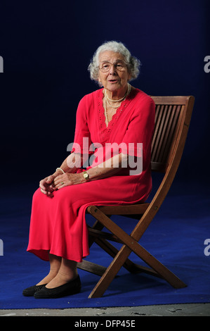 Anne Judith Kerr OBE, écrivain britannique, illustrateur et auteur de "Le tigre qui est arrivé au plateau" au Festival du livre d'Edimbourg 2013. Banque D'Images