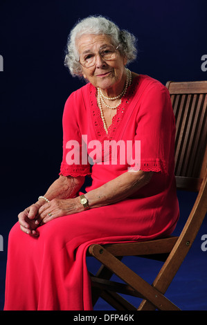 Anne Judith Kerr OBE, écrivain britannique, illustrateur et auteur de "Le tigre qui est arrivé au plateau" au Festival du livre d'Edimbourg 2013. Banque D'Images