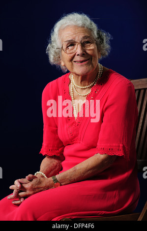 Anne Judith Kerr OBE, écrivain britannique, illustrateur et auteur de "Le tigre qui est arrivé au plateau" au Festival du livre d'Edimbourg 2013. Banque D'Images