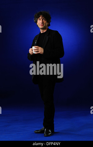 Neil Gaiman, auteur anglais de nouvelles, romans, bandes dessinées, romans graphiques et films au Festival du livre d'Edimbourg 2013. Banque D'Images