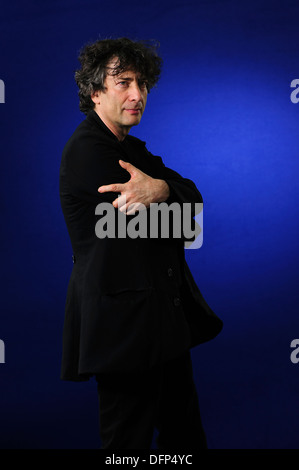 Neil Gaiman, auteur anglais de nouvelles, romans, bandes dessinées, romans graphiques et films au Festival du livre d'Edimbourg 2013. Banque D'Images