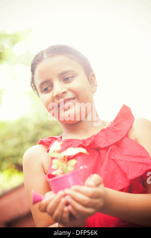 Close-up of a Girl holding a potted plant Banque D'Images