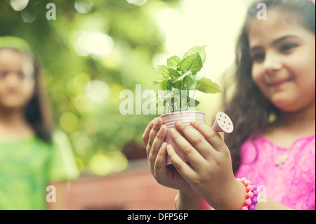 Close-up of a Girl holding a potted plant Banque D'Images