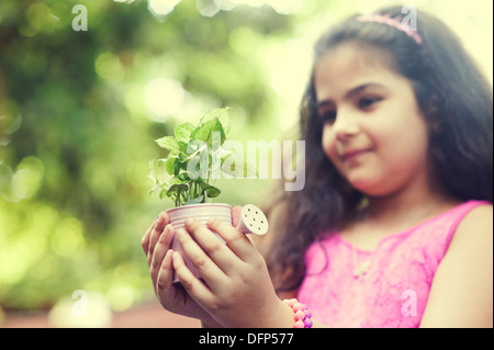 Close-up of a Girl holding a potted plant Banque D'Images