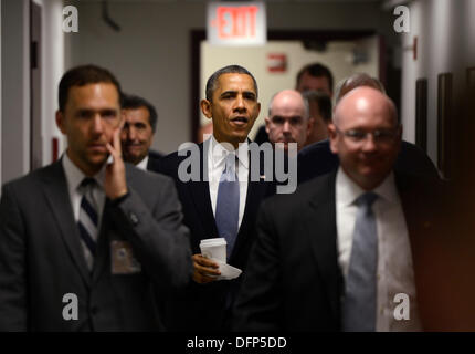 Washington, DC, USA. 07Th Oct, 2013. Le président des États-Unis Barack Obama se rend à une réunion d'information pour leurs remarques concernant l'arrêt du gouvernement de la FEMA au centre de coordination de la réponse nationale à Washington, DC, USA, 07 octobre 2013. Credit : Shawn Thew / Piscine via CNP/dpa/Alamy Live News Banque D'Images