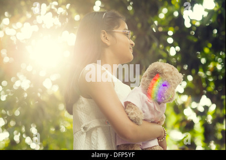 Girl holding a teddy bear Banque D'Images