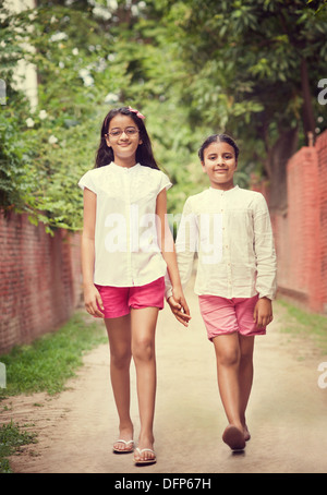 Portrait de deux jeunes filles en marchant dans la rue Banque D'Images