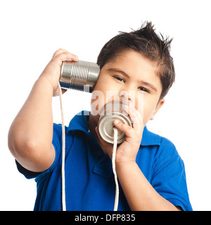 Close-up of a Boy appelant une tin can téléphone Banque D'Images