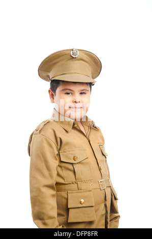 Close-up d'un jeune garçon habillé en uniforme de la police smiling Banque D'Images