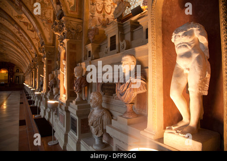 Des statues à l'Antiquarium de la renaissance du palais de ville Munich Residenz à Munich, Bavière, Allemagne Banque D'Images