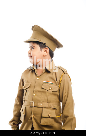 Close-up d'un jeune garçon habillé en uniforme de la police Banque D'Images