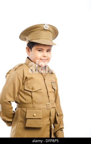 Close-up d'un jeune garçon habillé en uniforme de la police Banque D'Images