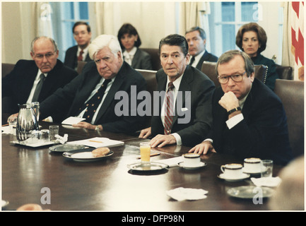 Photographie du président Reagan réunion avec le Congrès sur l'invasion de la grenade dans la salle du cabinet 198539 Banque D'Images