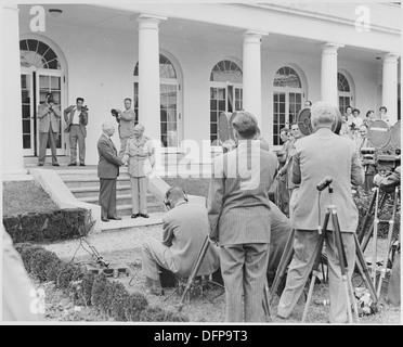 Photographie du président Truman et le maréchal Montgomery se serrer la main devant la Maison blanche, entouré de... 199429 Banque D'Images