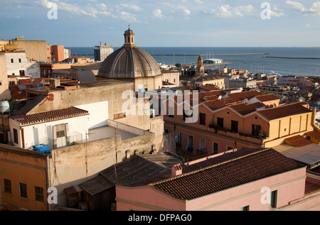 Vue depuis Castello sur Marina et Dôme de Sant'Antonio Abate à Cagliari - Sardaigne Banque D'Images