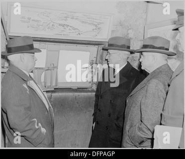 Photographie du président Truman et le secrétaire de l'intérieur Harold Ickes, avec d'autres, à l'intérieur du Monument de Washington. 199294 Banque D'Images