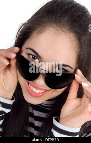 Portrait d'une jolie brunette avec des lunettes. Isolé Banque D'Images