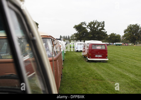 L'Assemblée 'Brighton Breeze' VW camper van pour les passionnés de rallye a lieu du Hook Road Arena, à Epsom nr Brighton, Angleterre Banque D'Images