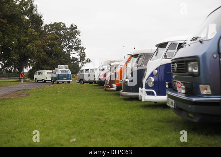 L'Assemblée 'Brighton Breeze' VW camper van pour les passionnés de rallye a lieu du Hook Road Arena, à Epsom nr Brighton, Angleterre Banque D'Images