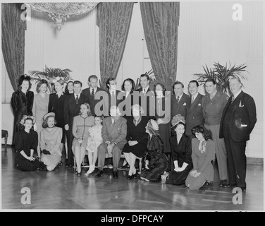 Photo de film stars posant avec le président Truman et sa famille à la Maison Blanche. 199331 Banque D'Images