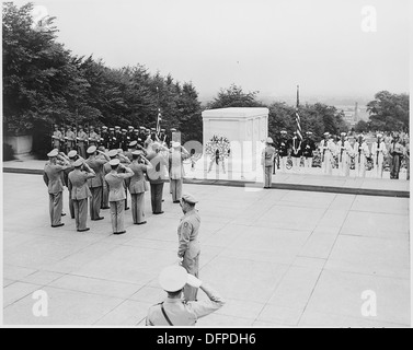 Le président Truman assiste à la cérémonie du Jour du Souvenir au Cimetière National d'Arlington et dépose une gerbe sur la tombe de... 199733 Banque D'Images