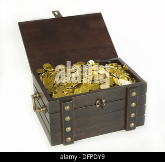 La piraterie poitrine avec des pièces d'or sur fond blanc Banque D'Images