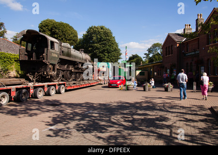 Moteur de locomotive à vapeur d'être livrés à l'arrière d'un camion, Alresford, Hampshire, Angleterre, Royaume-Uni. Banque D'Images