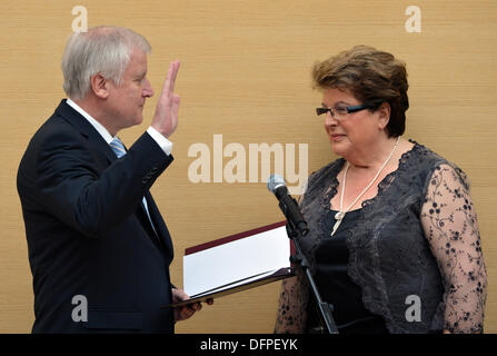 Munich, Allemagne. 05Th Oct, 2013. Le Premier Ministre bavarois Horst Seehofer (CSU) a prêté serment sur la constitution par le président de l'état bavarois parliemant Barbara Stamm (CSU) à l'Bavrian à Munich, Allemagne, 08 octobre 2013. Photo : SVEN HOPPE/dpa/Alamy Live News Banque D'Images