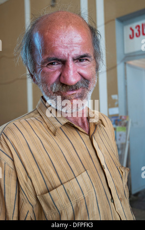 Homme d'âge moyen à la gare à Zougdidi (Géorgie) Banque D'Images