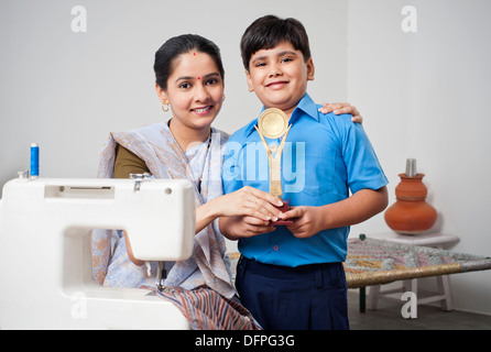 Portrait d'une femme avec son fils tenant un trophée et gagnante smiling Banque D'Images