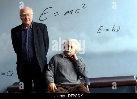 Fichier - Un fichier photo datée du 06 novembre 2012 montre le physicien britannique Peter Higgs (L) à côté d'une sculpture d'Albert Einstein au musée de la science CosmoCaixa à Barcelone, Espagne. EPA/TONI ALBIR Banque D'Images