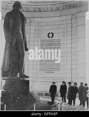 Photographie du président Truman avec le secrétaire de l'intérieur Harold Ickes et autres, se tenant debout à l'intérieur du Jefferson... 199303 Banque D'Images