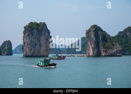 Îles Rocheuses et de bateaux dans la baie d'Halong, Vietnam, Asie du sud-est Banque D'Images