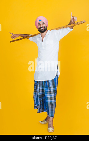 Homme Sikh faisant la danse bhangra Banque D'Images