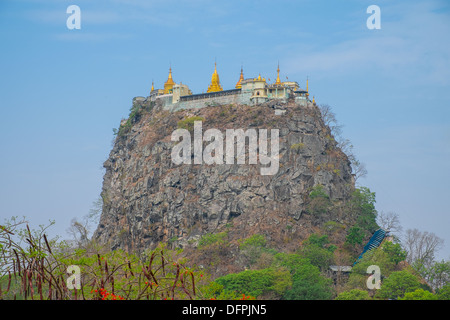 Le mont Popa, Temple monastère incroyable perché sur le haut de falaise, Myanmar Banque D'Images