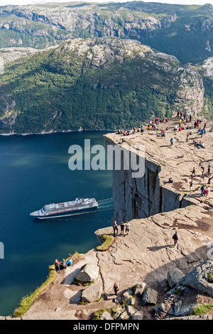 Les touristes et les alpinistes sur l'affichage au point de Prekestolen Stavanger Norvège Lysefjorden près de paquebot de croisière avec l'arrivée de Rotterdam Banque D'Images