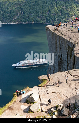 Les touristes et les alpinistes sur l'affichage au point de Prekestolen Stavanger Norvège Lysefjorden près de paquebot de croisière avec l'arrivée de Rotterdam Banque D'Images