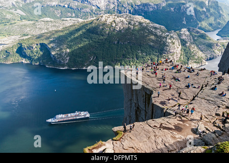 Les touristes et les alpinistes sur l'affichage au point de Prekestolen Stavanger Norvège Lysefjorden près de paquebot de croisière avec l'arrivée de Rotterdam Banque D'Images